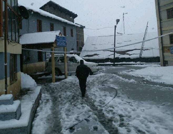 Fresh Snowfall in Himachal Hills, Live Snowfall Photos.