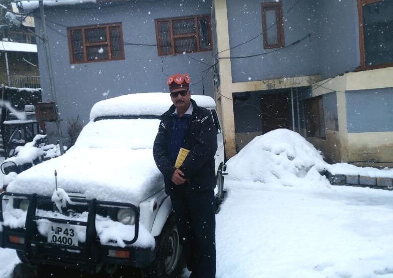 Fresh Snowfall in Himachal Hills, Live Snowfall Photos.