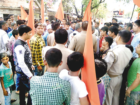 rosh Chowki Incharge stops protesting RSS, fury