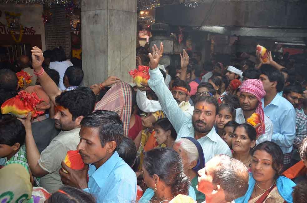 kashi vishwanath temple red zone chants with devotees