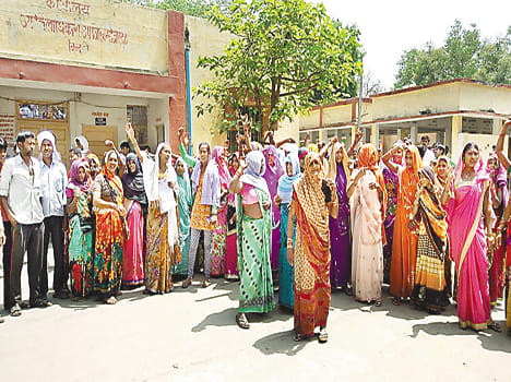 Open wine contract next to Anganwadi center