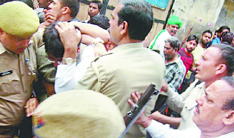 After all, whose road was a barrier, Raja