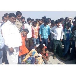nahate samay ganga me pariwar samet panch dubey, do lapta