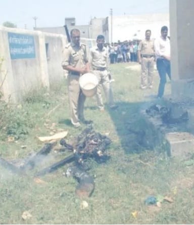 police take dead body of girl from fire 