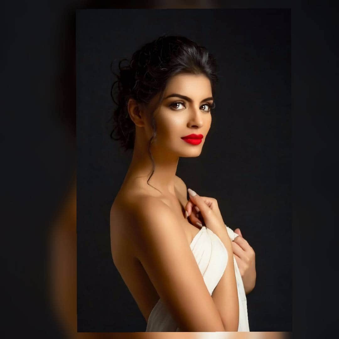 see photos of bold photoshoot of sonali raut 