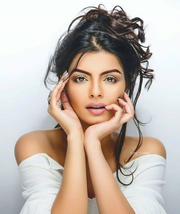 see photos of bold photoshoot of sonali raut 
