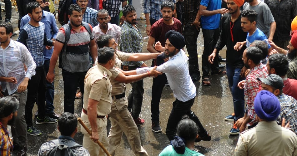h police on road at punjab university chandigarh due to fee increament