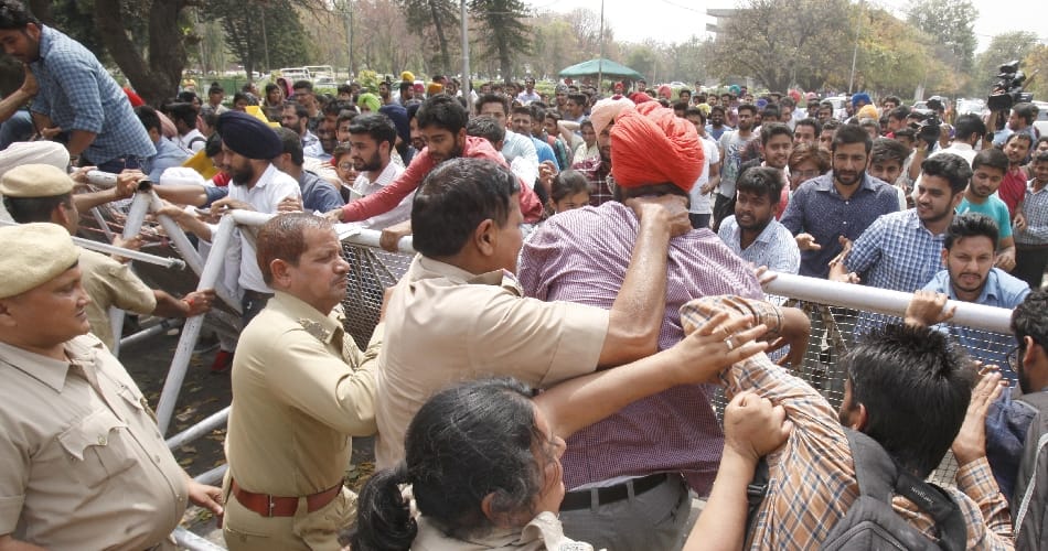 h police on road at punjab university chandigarh due to fee increament