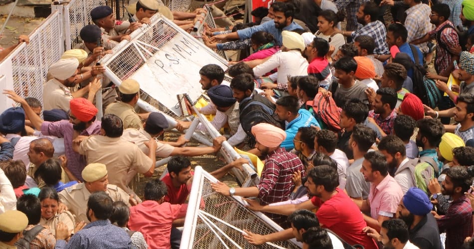 h police on road at punjab university chandigarh due to fee increament