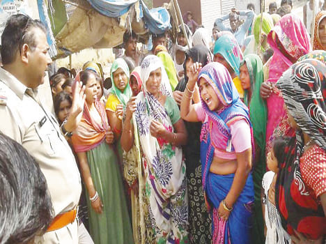 Women's racket on contract, beat salesman