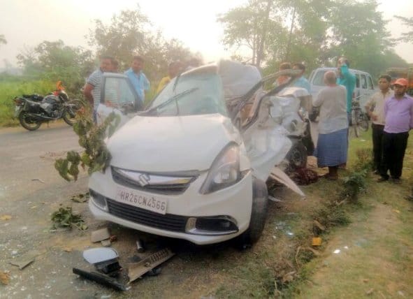 Two construction workers of a railway company collide in a road accident, one injured