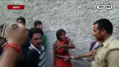 WINE SHOP WORKER BEATS A WOMAN ON ROAD IN FRONT OF POLICE IN AGRA