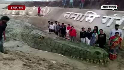 Allahabad University students made 400 ft long veena by using sand 