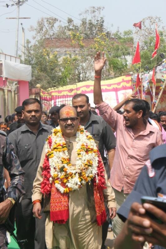 Modi, Yogi and Now Amar singh fed on fodder to cows  
