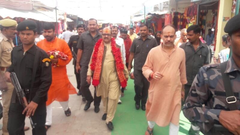 Modi, Yogi and Now Amar singh fed on fodder to cows  