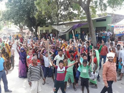 Violent demonstration for alcoholism in Purvanchal, women set fire to wine shop