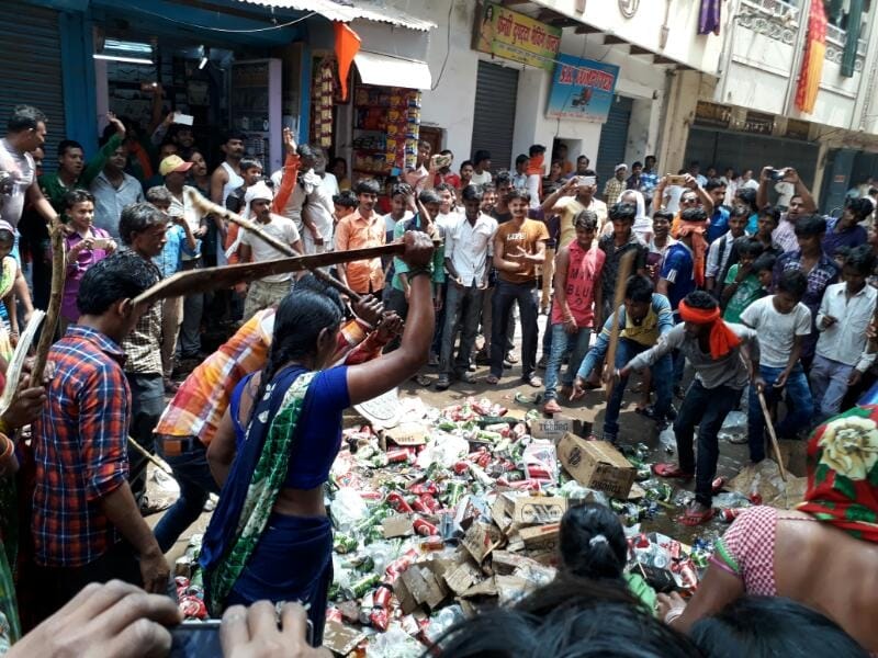 Violent demonstration for alcoholism in Purvanchal, women set fire to wine shop