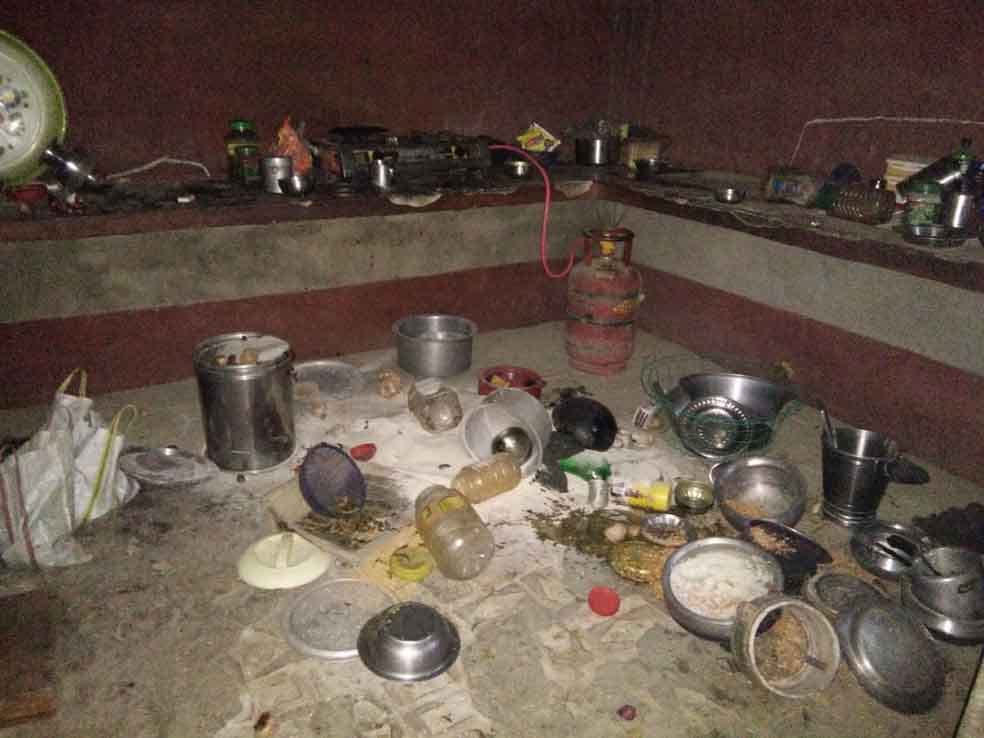 police makes outrage and chaos in ghazipur vilaage after stone attack