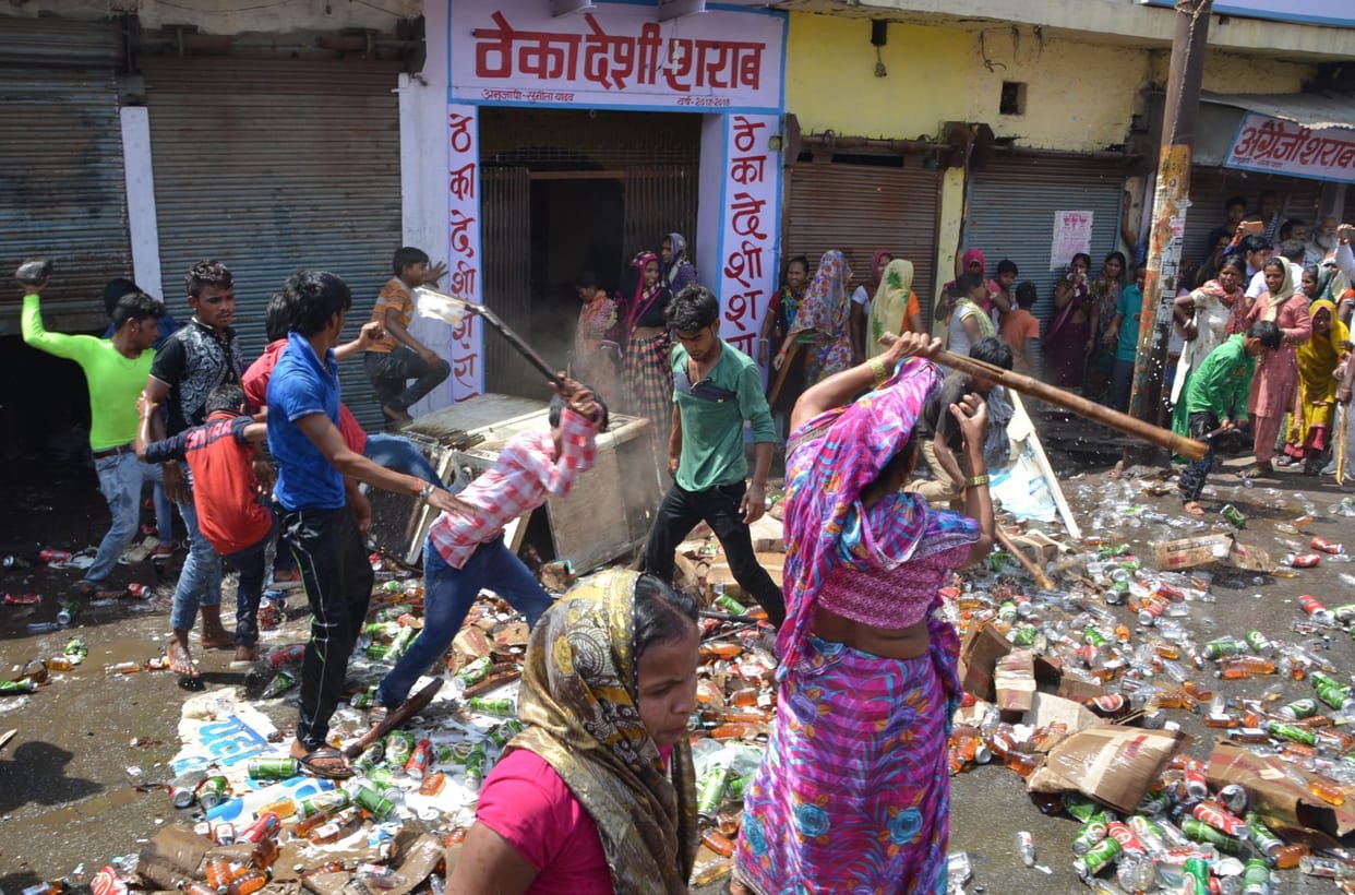 Uncontrollable people against liquor contracts, Demolition-arson
