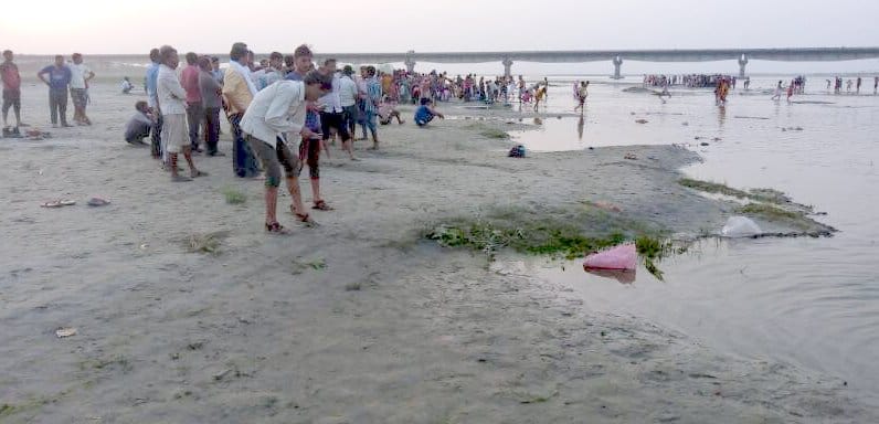 Three youths went to immerse the idol