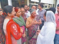 yamuna nagar, sharab theka virodh karte log