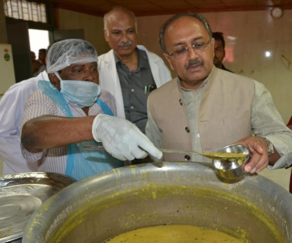  UP minister visits balrampur hospital in Lucknow.