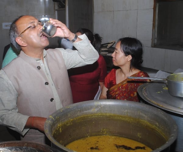  UP minister visits balrampur hospital in Lucknow.