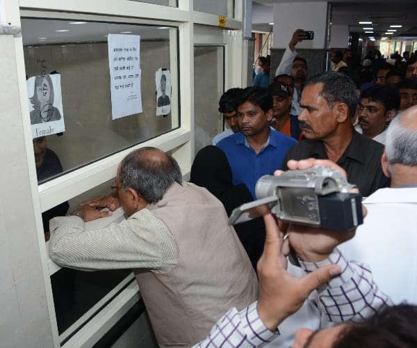  UP minister visits balrampur hospital in Lucknow.