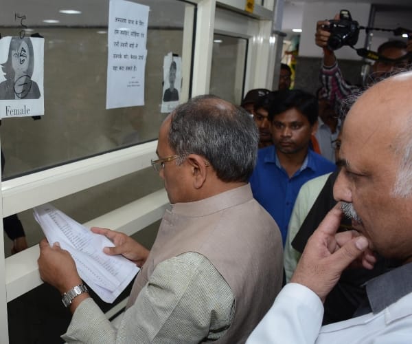  UP minister visits balrampur hospital in Lucknow.
