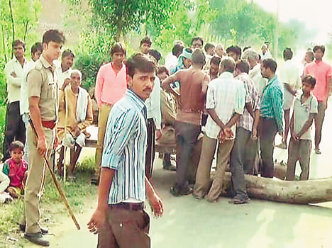 Girl's death by crushing truck, road jammed