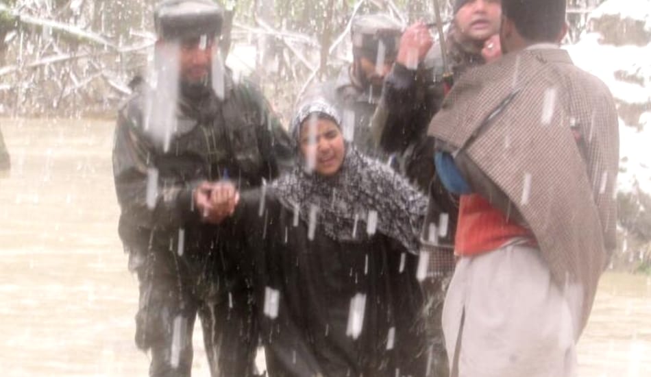 flood like situation in kashmir army joined hands