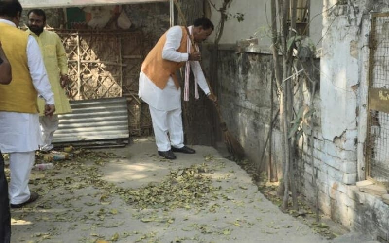 keshav maurya sweeps bjp lucknow office