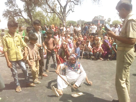 Women performed by jamming jt road