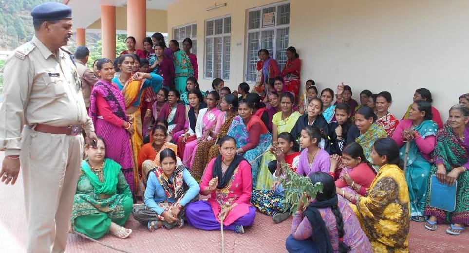 Threatens women in Collectorate as soon as the liquor shop opens