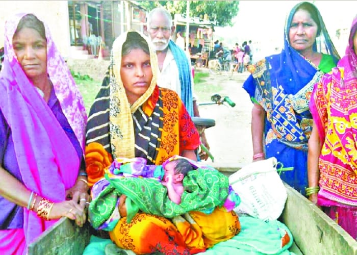 pregnant lady gave birth to baby on road in balrampur