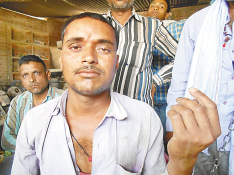 Crooks loot wheat laden tractor, making the driver hostage