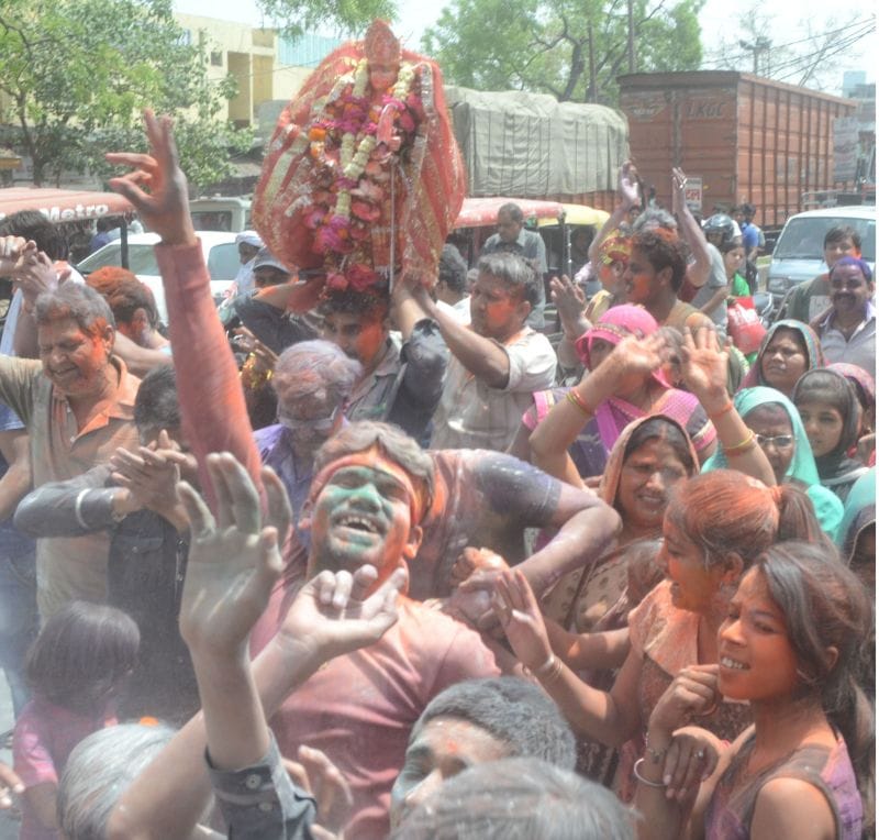 maata kaalee kee shobhaayaatra mein goonje jayakaare