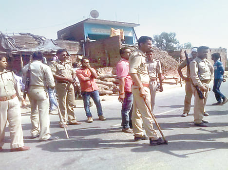 The liquor trader carried out stones against women, beatings