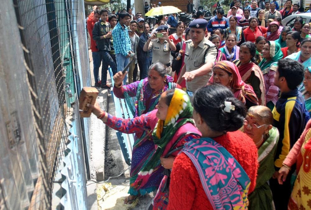 protest against alcohol in gopeshwar