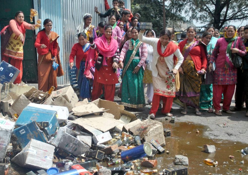 protest against alcohol in gopeshwar