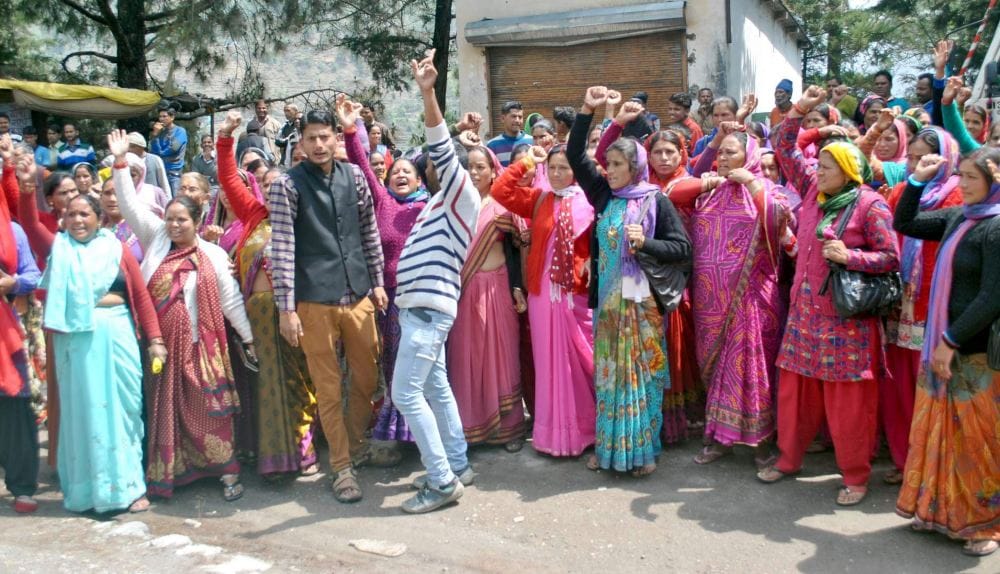 protest against alcohol in gopeshwar