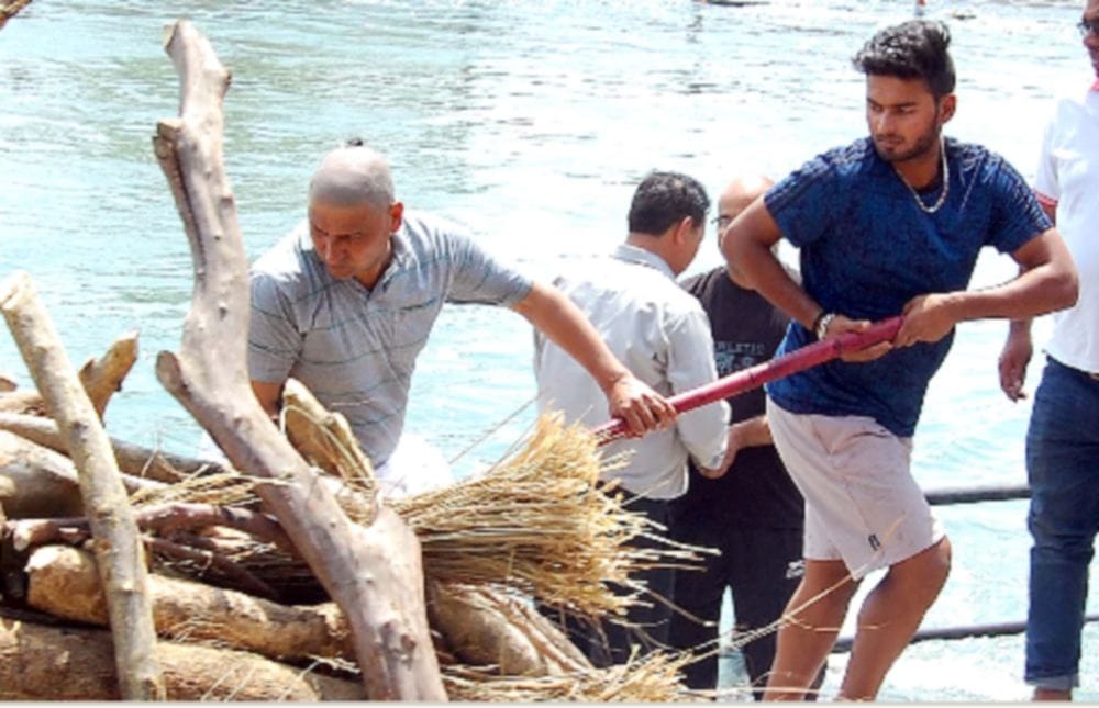 Funeral of Rishabh Pant's father 