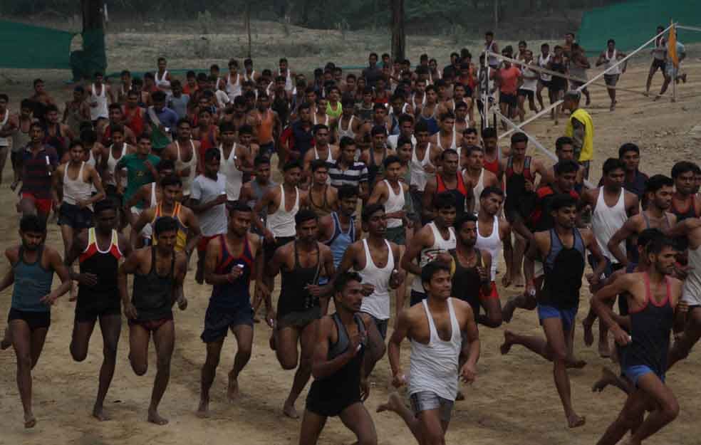 false candidate caught in army recrutment at varanasi