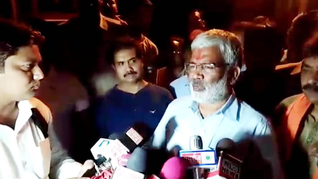 transport minister arrived in unnao bus depot 