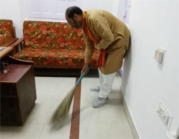 keshav maurya sweeps bjp lucknow office