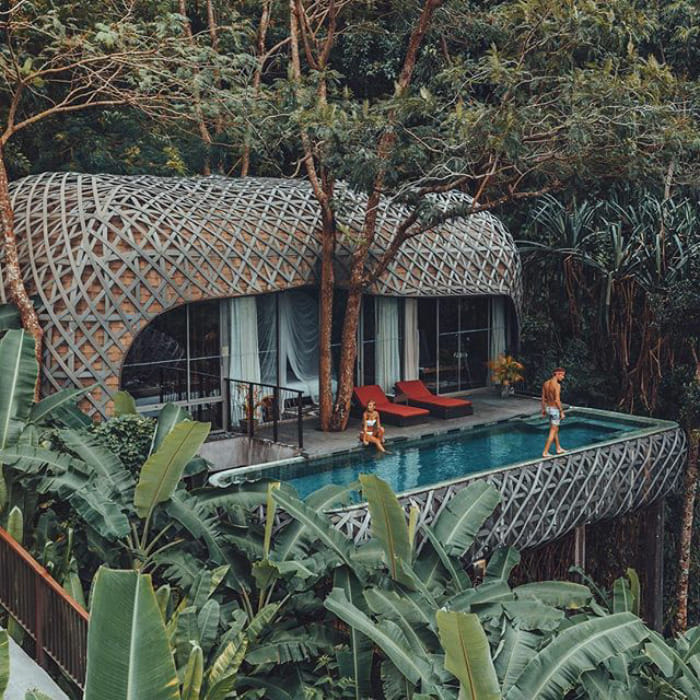 This Couple Makes Up To 6 lacks rs Per Instagram Photo While Traveling