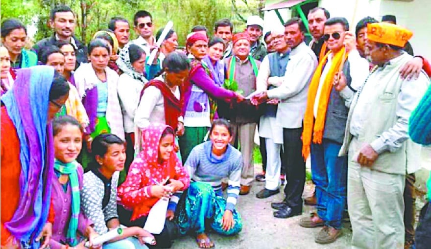 The women of Kapkot and Shama in the streets protesting against alcohol