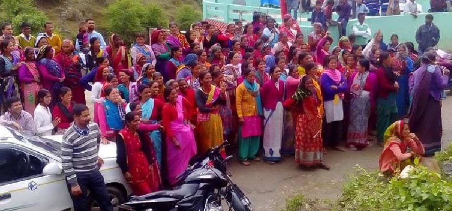 Women protest against opening of liquor shop in Jamnagar