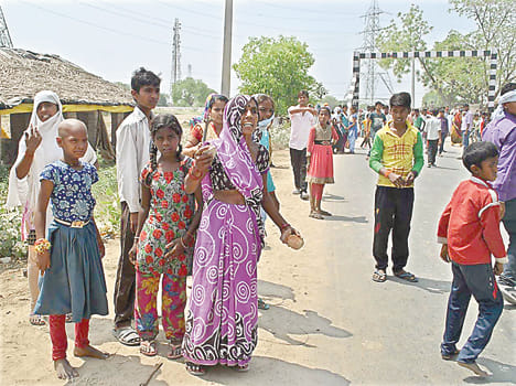 Women take up sticks and poles, protest against wine shops