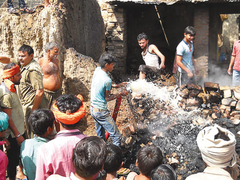 Four houses burnt, loss of four lakh